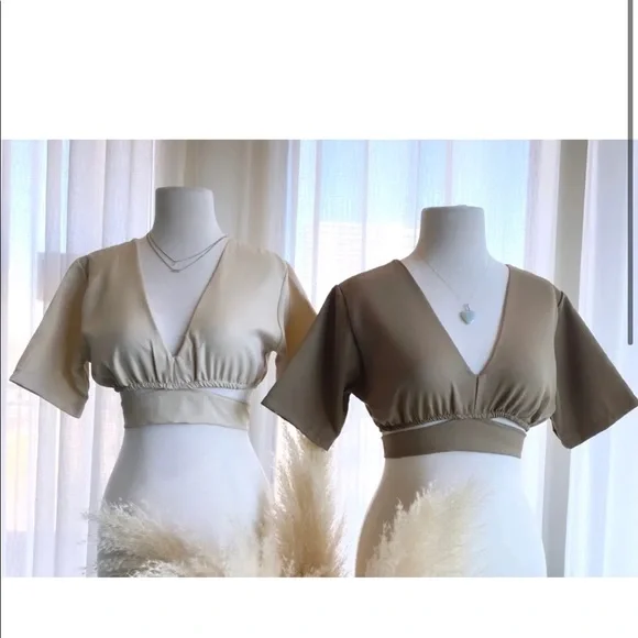 Self-tie V-neck Cropped Top - Picture 7 of 9